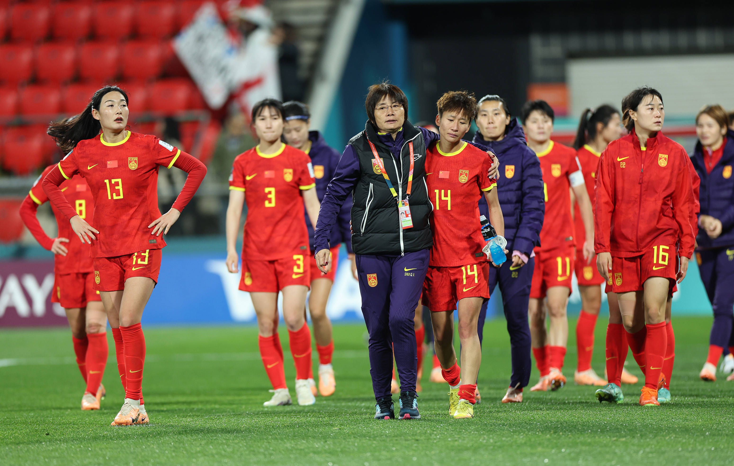 今日焦点战预告14:00 澳超 麦克阿瑟FC VS 惠灵顿凤凰 近期状态火热的两队可否在本轮联赛收官战中贡献出一场精彩对决？03:45 意甲 亚特兰大 VS 萨勒尼塔纳 双线作战、饱受伤病困扰的亚特兰大在主场全取3分延续胜势？04:00 西甲 赫罗纳 VS 阿拉维斯 本赛季西甲最大黑马赫罗纳借助主场之利反超皇马重新登顶？事件赛季报销+无缘欧洲杯！